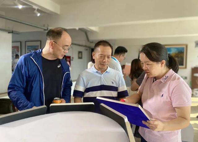崇州市工商業(ye) 聯合會(hui) 房產(chan) 建築小組蒞臨(lin) 成都美中美塗料參觀交流