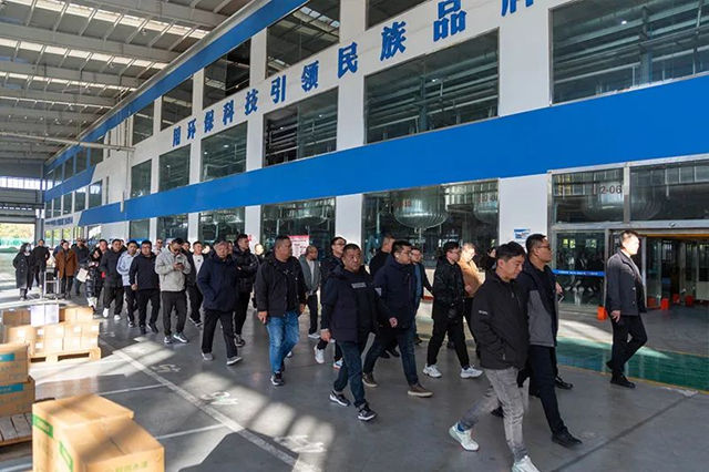 晨陽水漆山東(dong) 經銷商蒞臨(lin) 晨陽集團參觀交流