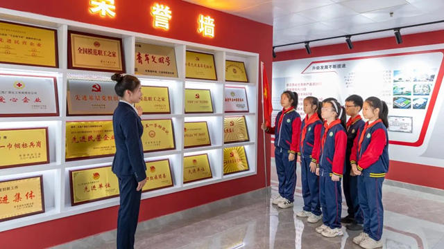 吉安市青聯攜手少先隊員走進廣源集團活動