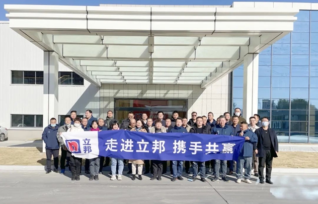 七彩建設總裁張軍(jun) 帶隊赴華源、立邦參觀交流
