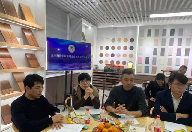 走進匯龍塗料——溫州市定製家居商會(hui) 召開會(hui) 長辦公擴大會(hui) 議