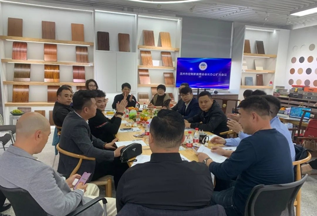 走進匯龍塗料——溫州市定製家居商會(hui) 召開會(hui) 長辦公擴大會(hui) 議