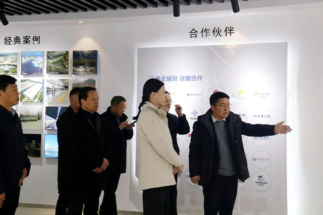 黃岡(gang) 市委副書(shu) 記、市長劉潔一行蒞臨(lin) 黃岡(gang) 凱倫(lun) 參觀交流