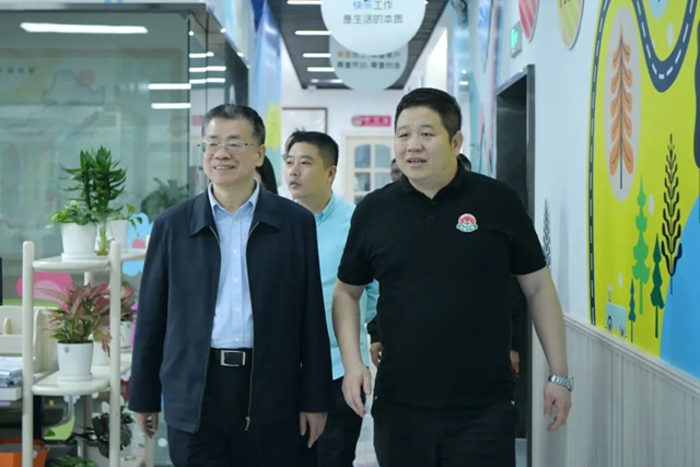 秦占學會(hui) 長應邀赴深圳鬆堡王國、展辰新材考察調研