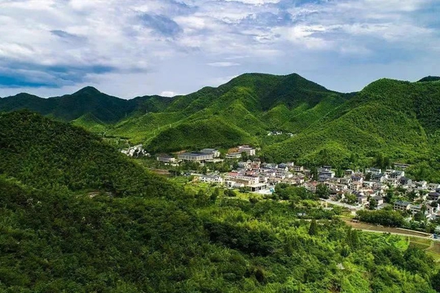 龍牌集團&北新塗料攜千餘(yu) 名合作夥(huo) 伴到安吉餘(yu) 村參觀學習(xi) 