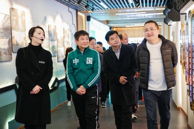 龍牌集團&北新塗料攜千餘(yu) 名合作夥(huo) 伴到安吉餘(yu) 村參觀學習(xi) 