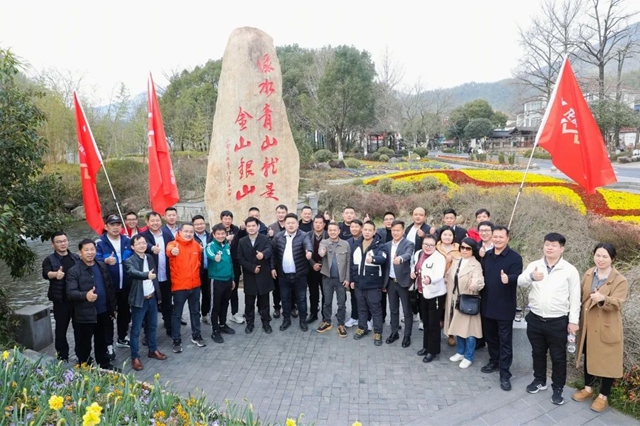 龍牌集團&北新塗料攜千餘(yu) 名合作夥(huo) 伴到安吉餘(yu) 村參觀學習(xi) 