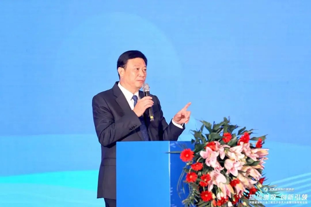 劉普軍(jun) 會(hui) 長出席河南省塗料行業(ye) 二屆五次會(hui) 員大會(hui) 暨創新賦能論壇並致辭