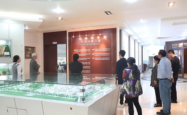 上海市青浦區重固鎮鎮長一行蒞臨(lin) 東(dong) 莞大寶化工考察指導