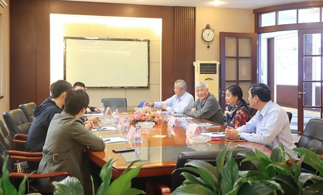 上海市青浦區重固鎮鎮長一行蒞臨(lin) 東(dong) 莞大寶化工考察指導