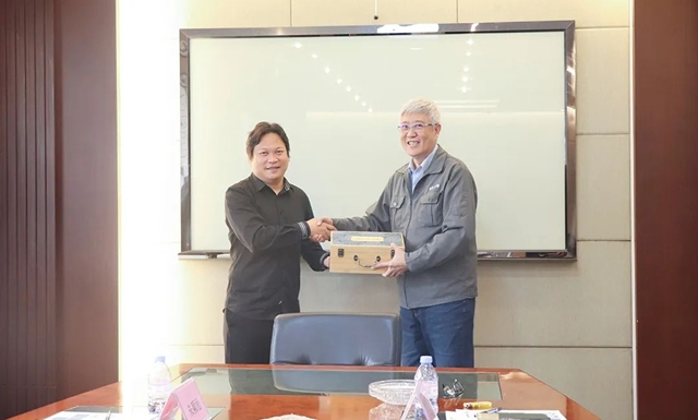 上海市青浦區重固鎮鎮長一行蒞臨(lin) 東(dong) 莞大寶化工考察指導