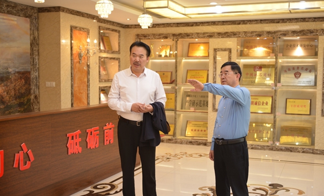 鄭州市政協領導帶領港澳台僑(qiao) 和外事委員會(hui) 人員蒞臨(lin) 德嘉麗(li) 集團調研