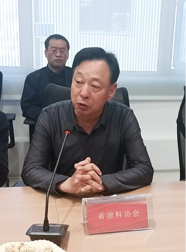 河南省塗料行業(ye) 協會(hui) 秘書(shu) 長受邀參加臥龍·星邦戰略合作簽約儀(yi) 式