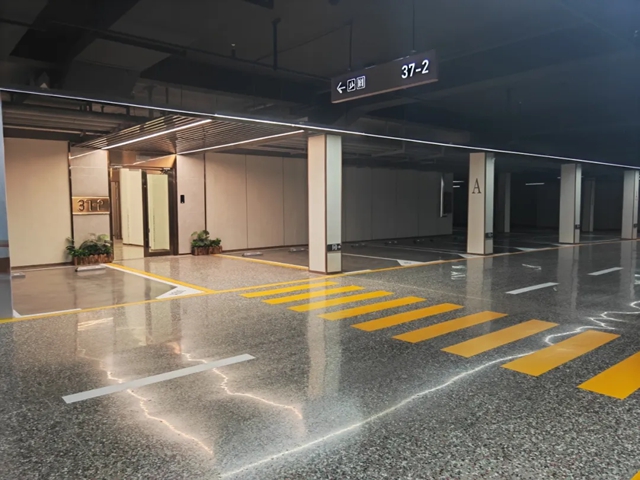 榮譽雙喜時刻——七彩建設濰坊分公司憑恒信山水·翡翠名著地坪項目榮獲兩(liang) 麵錦旗