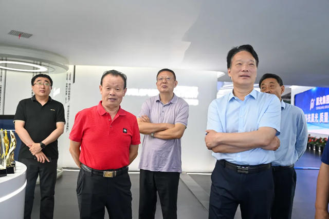 中塗協綠色工業(ye) 塗料塗裝分會(hui) 理事長張蛟一行蒞臨(lin) 晨光參觀指導！