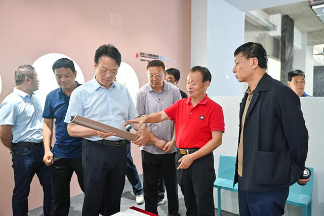 中塗協綠色工業(ye) 塗料塗裝分會(hui) 理事長張蛟一行蒞臨(lin) 晨光參觀指導！