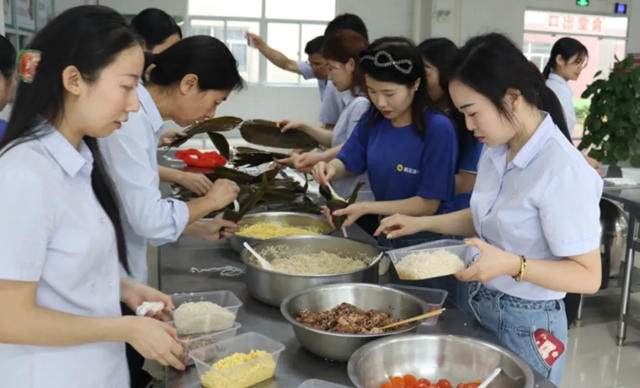 展辰新材珠海工廠包粽子活動紀實