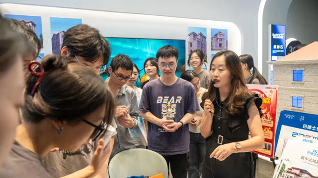廣東(dong) 藥科大學師生參觀巴德士：深度體(ti) 驗塗料科技，收獲滿滿！