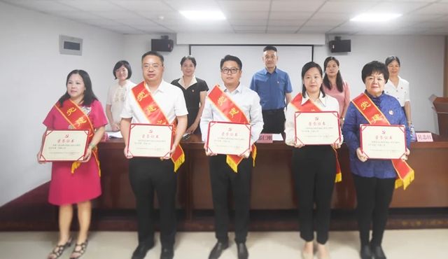 洪恩蘭(lan) 董事長獲評廈門市社會(hui) 組織綜合黨(dang) 委 “黨(dang) 建之友”榮譽稱號