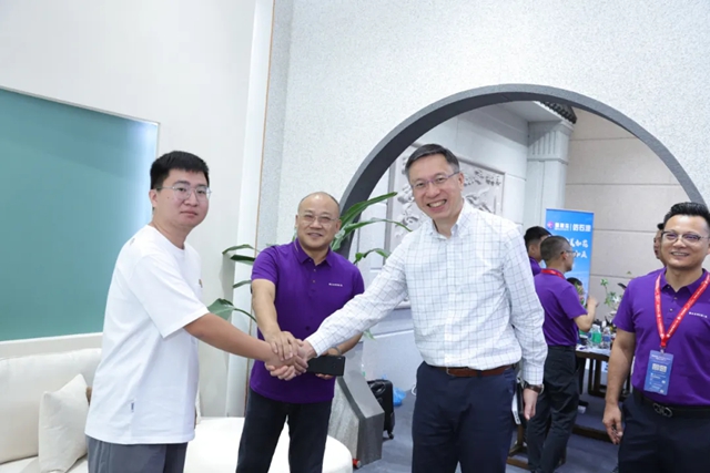 現場直擊！2024廣州建博會(hui) 開幕首日——紫荊花展廳綻放“荊”彩！