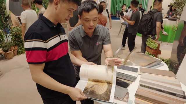 宣偉(wei) “繪生·繪色”主題展亮相中國建博會(hui) ，並榮獲“2024高定G20供應鏈”稱號