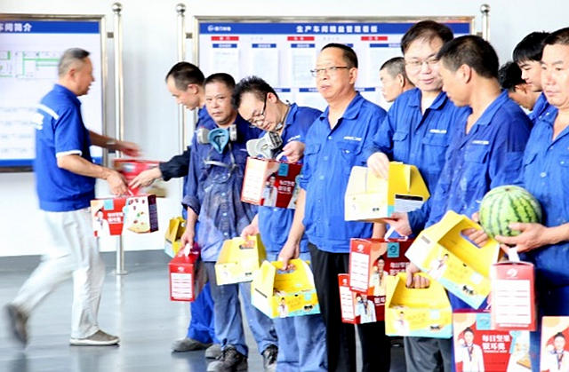 雙瑞塗料產(chan) 業(ye) 開展防暑降溫“送清涼”慰問活動 關(guan) 愛一線職工