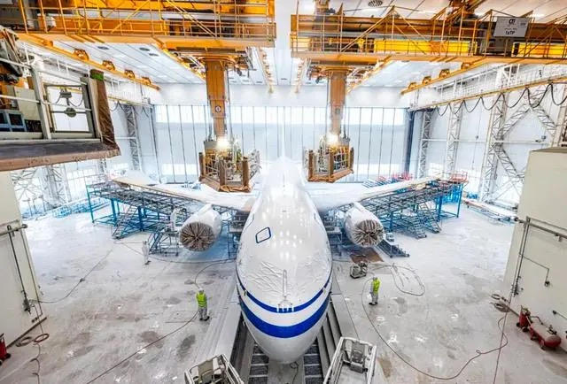 C919飛機首次“身披”五星紅旗！揭秘塗裝全過程