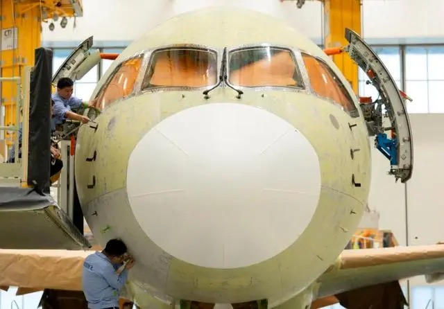 C919飛機首次“身披”五星紅旗！揭秘塗裝全過程