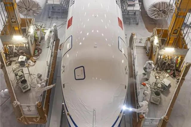 C919飛機首次“身披”五星紅旗！揭秘塗裝全過程