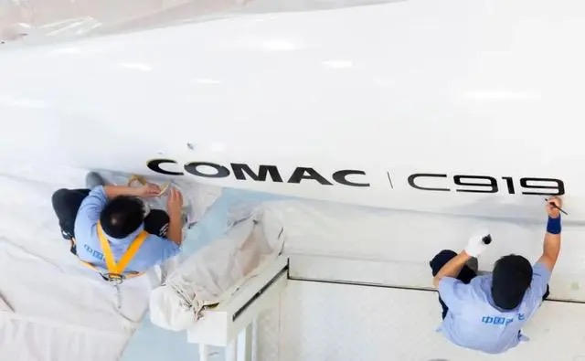 C919飛機首次“身披”五星紅旗！揭秘塗裝全過程