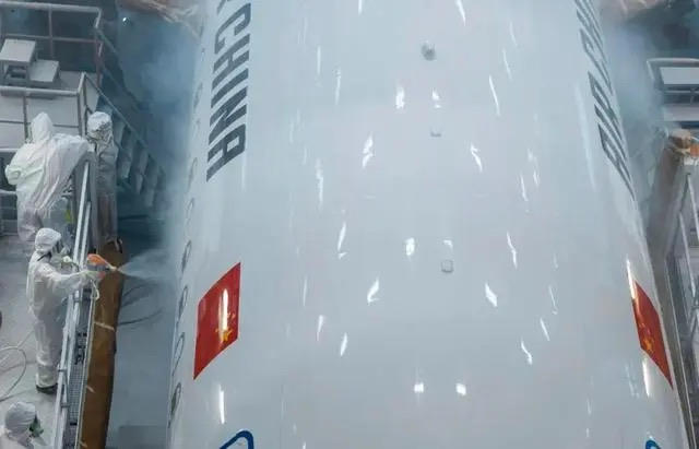 C919飛機首次“身披”五星紅旗！揭秘塗裝全過程