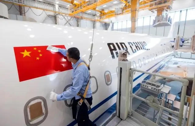 C919飛機首次“身披”五星紅旗！揭秘塗裝全過程