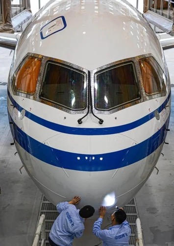 C919飛機首次“身披”五星紅旗！揭秘塗裝全過程