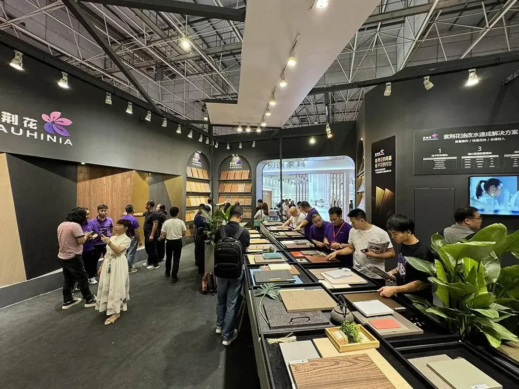 紫荊花在國際名家具展推出「高端塗裝美學館」及全新「東方雅韻」係列產品