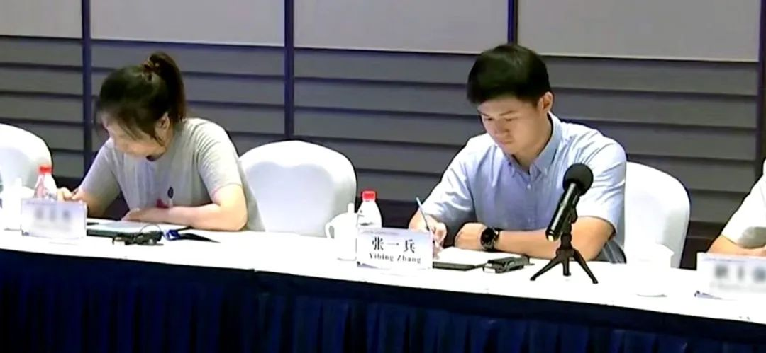 海虹老人在第二屆中國(南通)·丹麥綠色船舶技術及投資懇談會展示創新防汙漆技術