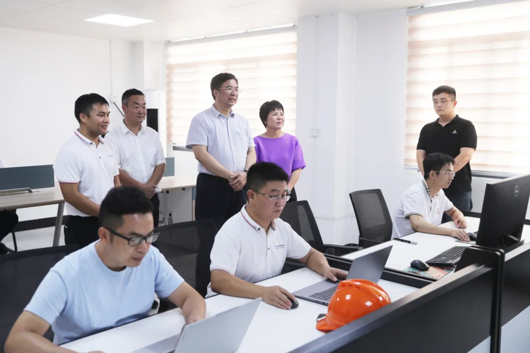 婁底市委書記鄒文輝一行蒞臨淩瑋科技產研基地考察調研