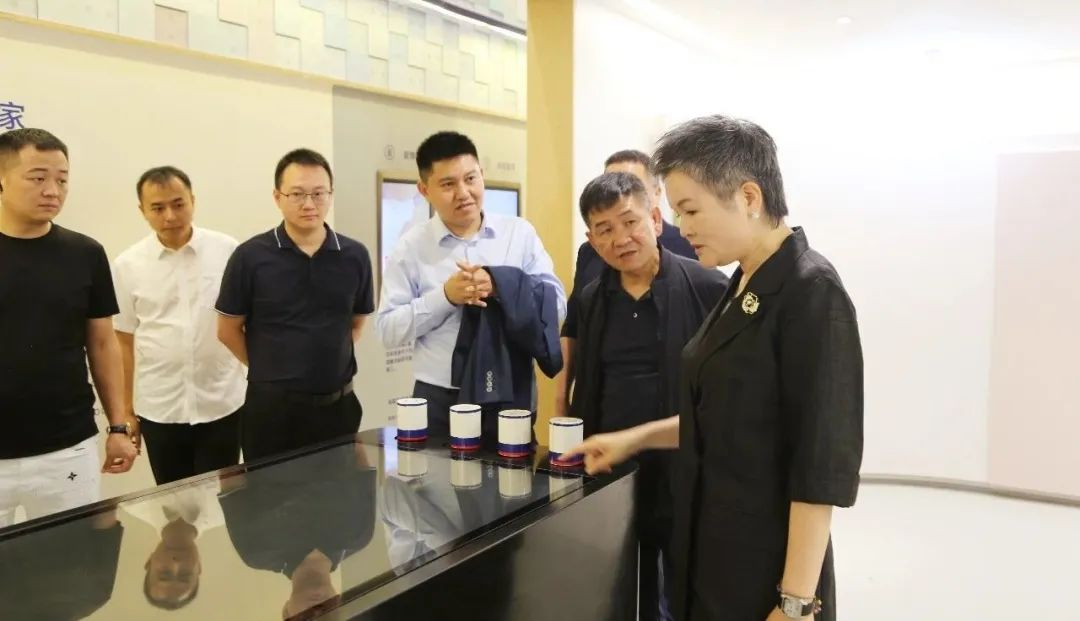 北新建材副總經理、龍牌集團總經理邱洪先生一行蒞臨瑞豐集團考察指導