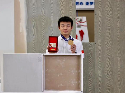 00後少年上熱搜，因為抹灰拿了世賽冠軍！