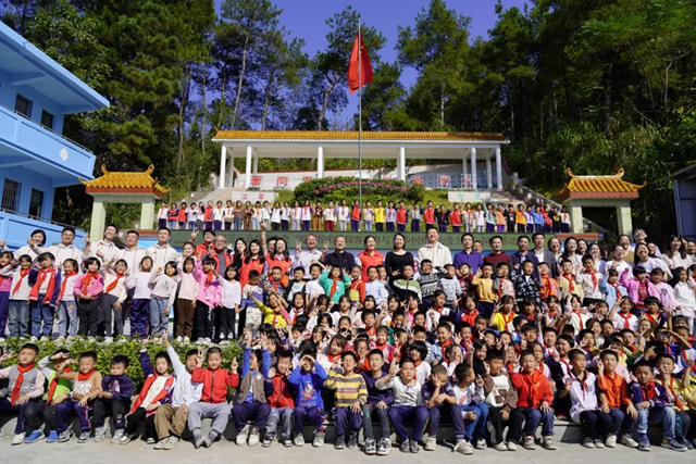 立邦中國與三一集團共同探訪湖南盤石完全小學