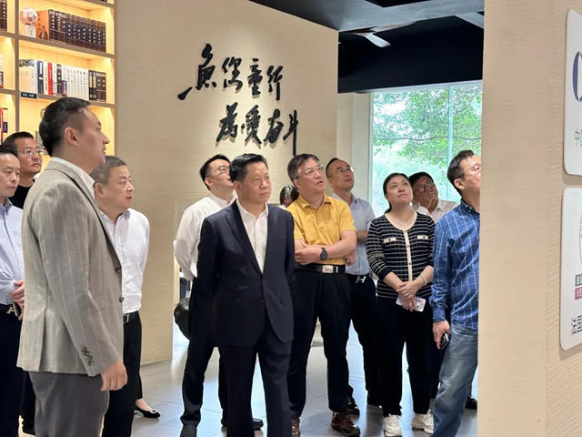 上海市金山區政協主席劉豫峰考察魚童新材料 共促產業創新