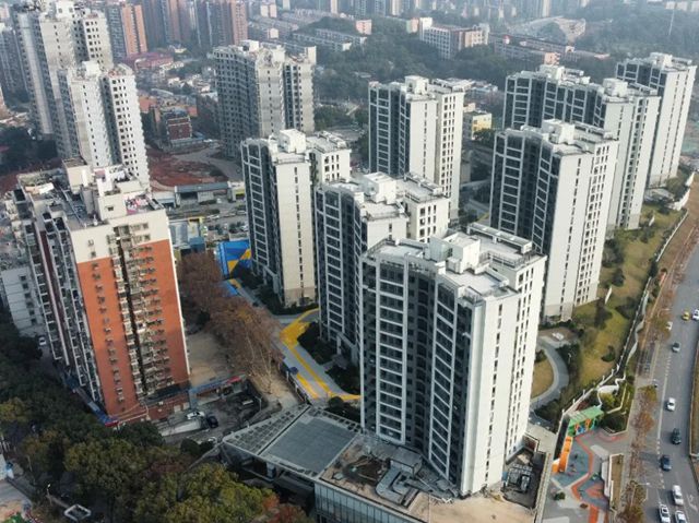 踐行“雙碳”戰略：三棵樹仿石漆引領建築塗料綠色革命