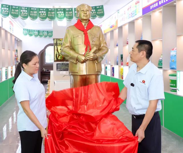 銘記曆史 致敬偉人：剛玉集團莊重舉行緬懷毛主席銅像揭幕儀式暨中國抗日戰勝利80周年閱兵觀禮