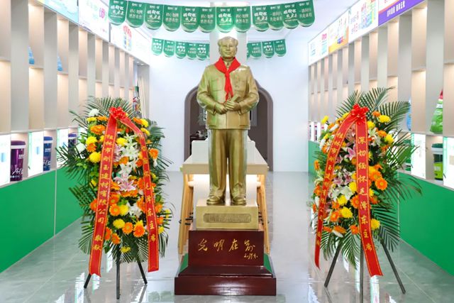 銘記曆史 致敬偉人：剛玉集團莊重舉行緬懷毛主席銅像揭幕儀式暨中國抗日戰勝利80周年閱兵觀禮
